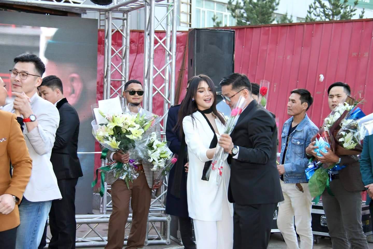 Жүжигчин Золоотой бүжсэн хар шилтэй залуу хэн байв